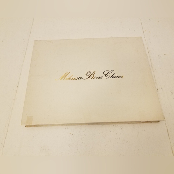 Mikasa Bone China Poinsettia Cake Platter & Serveware 11" - Picture 2 of 12